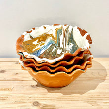 Cargar imagen en el visor de la galería, Plato hondo borde en ondas / Mármol amarillo y verde