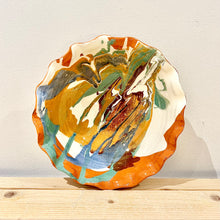 Cargar imagen en el visor de la galería, Plato hondo borde en ondas / Mármol amarillo y verde