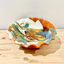 Cargar imagen en el visor de la galería, Plato hondo borde en ondas / Mármol amarillo y verde