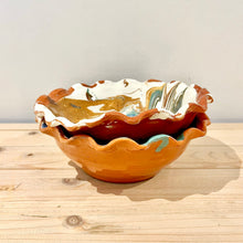 Cargar imagen en el visor de la galería, Plato hondo borde en ondas / Mármol amarillo y verde