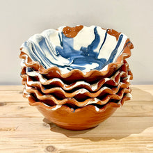 Cargar imagen en el visor de la galería, Plato hondo borde en ondas / Mármol azul y blanco