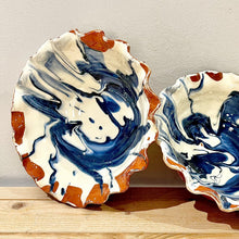 Cargar imagen en el visor de la galería, Plato hondo borde en ondas / Mármol azul y blanco