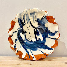 Cargar imagen en el visor de la galería, Plato hondo borde en ondas / Mármol azul y blanco