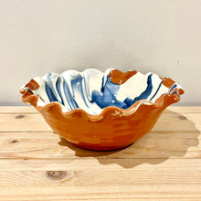 Cargar imagen en el visor de la galería, Plato hondo borde en ondas / Mármol azul y blanco