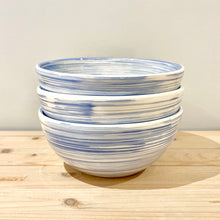 Cargar imagen en el visor de la galería, Cuenco mediano / Trazo azul