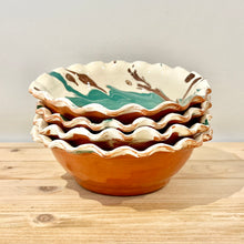 Cargar imagen en el visor de la galería, Plato hondo borde en ondas / Mármol verde y marrón