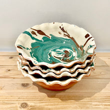 Cargar imagen en el visor de la galería, Plato hondo borde en ondas / Mármol verde y marrón
