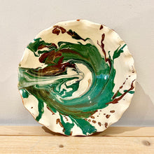 Cargar imagen en el visor de la galería, Plato hondo borde en ondas / Mármol verde y marrón
