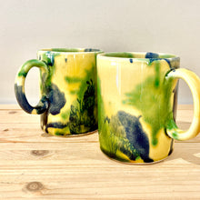 Cargar imagen en el visor de la galería, Taza grande / Manchas Azul Verde y Amarillo