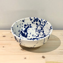 Cargar imagen en el visor de la galería, Cuenco mediano / Goteado azul