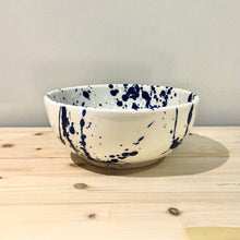 Cargar imagen en el visor de la galería, Cuenco mediano / Goteado azul