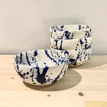Cargar imagen en el visor de la galería, Cuenco pequeño / Goteado azul