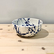 Cargar imagen en el visor de la galería, Cuenco pequeño / Goteado azul