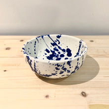 Cargar imagen en el visor de la galería, Cuenco pequeño / Goteado azul