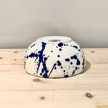 Cargar imagen en el visor de la galería, Cuenco pequeño / Goteado azul