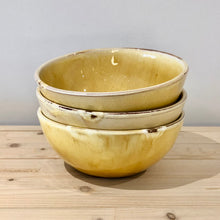 Cargar imagen en el visor de la galería, Cuenco mediano / Amarillo escurrido