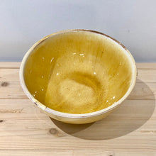 Cargar imagen en el visor de la galería, Cuenco mediano / Amarillo escurrido