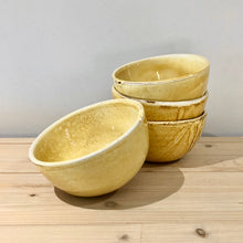 Cargar imagen en el visor de la galería, Cuenco pequeño / Amarillo escurrido