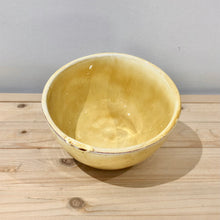 Cargar imagen en el visor de la galería, Cuenco pequeño / Amarillo escurrido