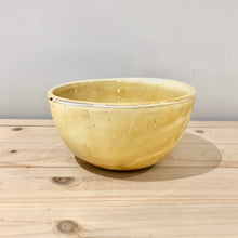 Cargar imagen en el visor de la galería, Cuenco pequeño / Amarillo escurrido