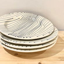 Cargar imagen en el visor de la galería, Plato hondo grande / Rayado fino