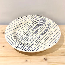 Cargar imagen en el visor de la galería, Plato hondo grande / Rayado fino
