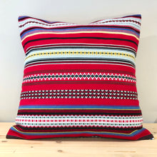 Cargar imagen en el visor de la galería, Cojín en tejido tradicional / Grecas multicolor con fondo rojo