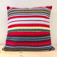 Cargar imagen en el visor de la galería, Cojín en tejido tradicional / Grecas multicolor con fondo rojo