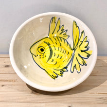 Cargar imagen en el visor de la galería, Ensaladera pequeña / Colección Mar amarillo / El pez
