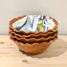 Cargar imagen en el visor de la galería, Plato hondo borde en ondas / Mármol amarillo y azul
