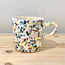 Cargar imagen en el visor de la galería, Taza mediana / Salpicado multicolor

