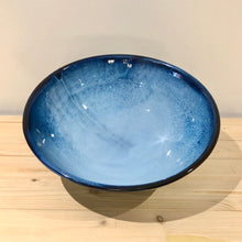 Cargar imagen en el visor de la galería, Ensaladera mediana / Azul escurrido
